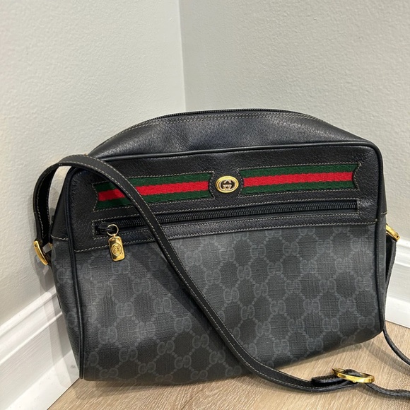 100% GUARANTEED AUTHENTIC Gucci GG Canvas Crossbody - Picture 2 of 10